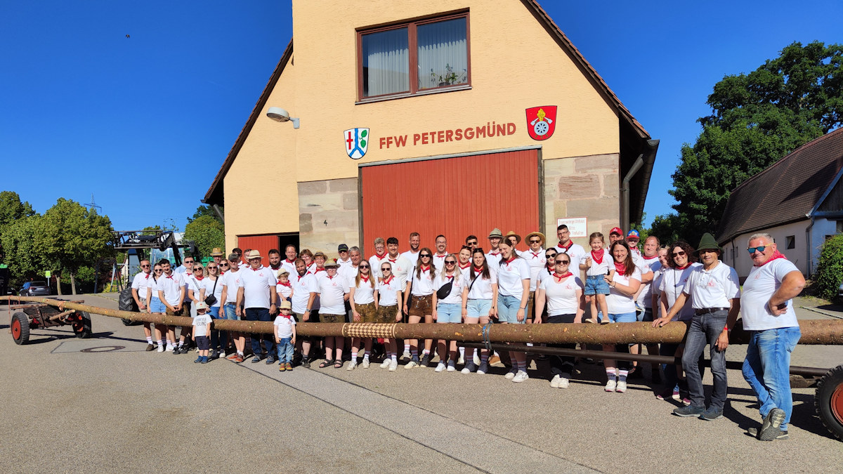 Die Kerwaboum und Madli mit Baum vor dem Feuerwehrhaus
